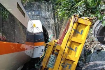 已致48人身亡！多是返乡扫墓的民众 台铁列车出轨最新救援进展