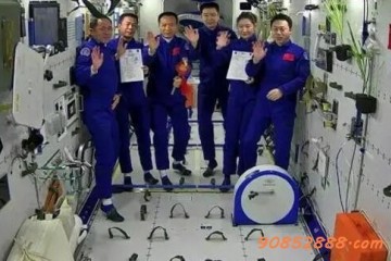 中国航天员乘组完成首次在轨交接