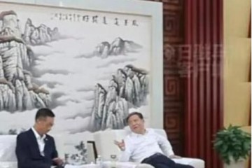 市委书记“坐姿风波”后再露面